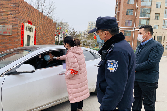 鄂尔多斯市专家公寓服务人才团队实时监测出入专家体温。