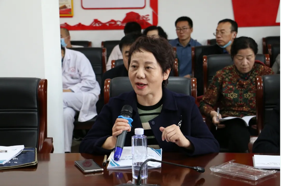 新华街社区服务中心主任李洁发言