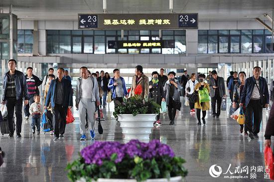 “五一”小长假临近,火车站客流量逐渐增多。