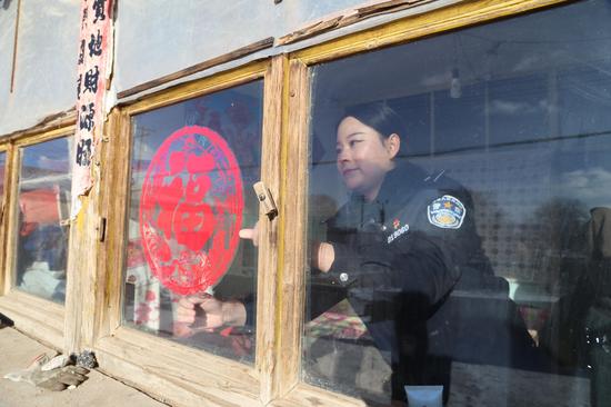 辅警武帅为乡亲贴上新春的窗花