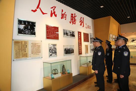 组织青年民警参观纪念馆