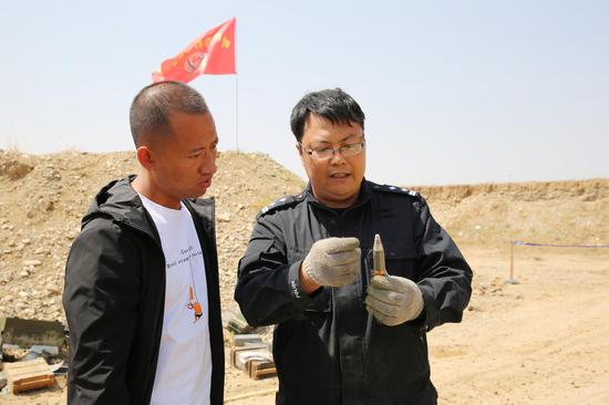 销毁现场民警检查即将销毁的弹药