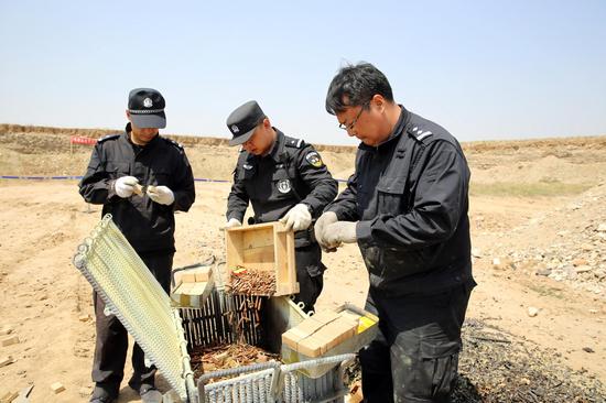 民警们在检查即将销毁的弹药