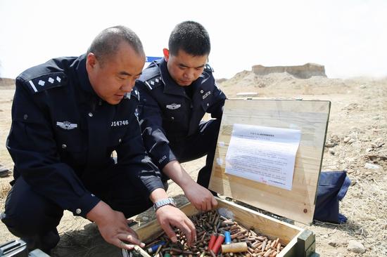 民警在整理即将销毁的弹药