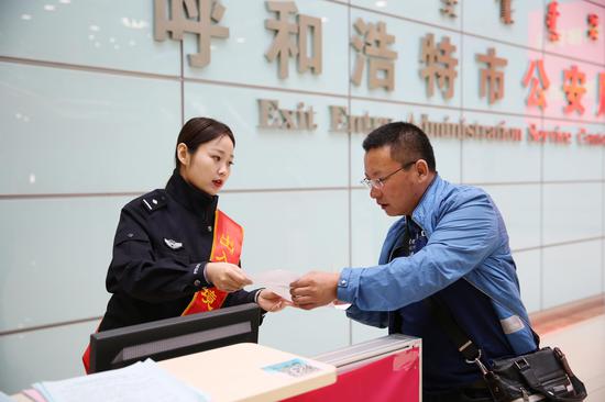 民警为群众讲解办证流程。