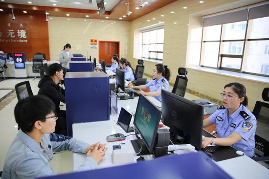 民警为群众办理出入境证件。