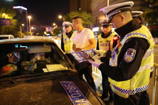 民警在查处涉牌涉证违法行为(韩斌)