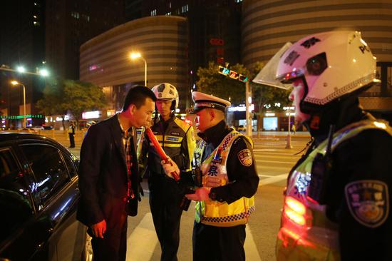 民警在检测酒驾行为(韩斌)