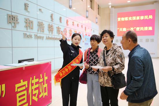 民警引导办证市民众办理证件。