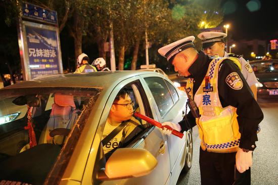 民警正在进行酒精检测(韩斌)