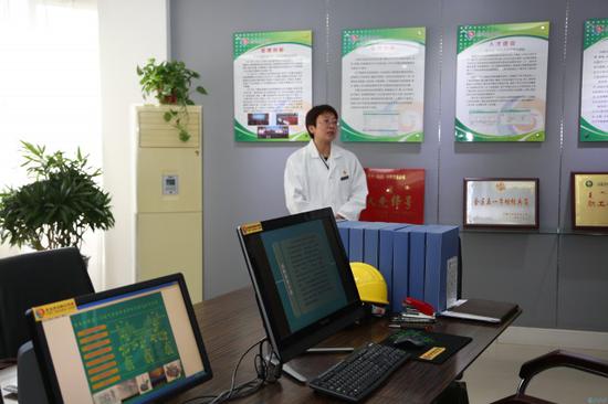 贺卫芳创新工作室针对生产问题发明新技术。摄影/北方新报融媒体首席记者 王树天