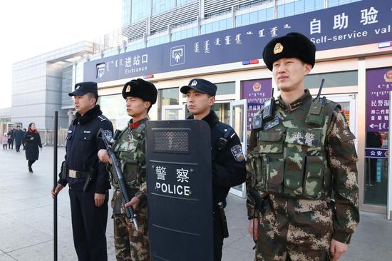包头铁警联合武警守护春运平安。