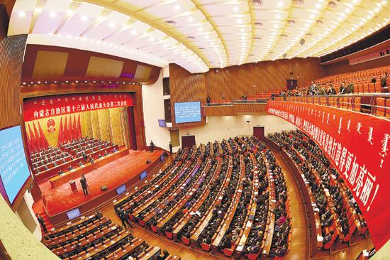 1月30日,自治区十三届人大二次会议在呼和浩特胜利闭幕。
