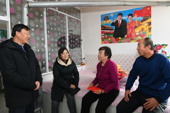 近日,自治区党委副书记、自治区主席布小林到包头市固阳县金山镇马路壕村委红泥井村慰问老党员王志华(右一)。内蒙古日报社融媒体记者 金泉 摄