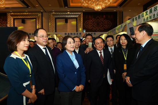 2月20日,自治区稳金融促发展政金企对接会在呼和浩特举行,自治区党委副书记、自治区主席布小林出席会议并见证现场签约仪式。