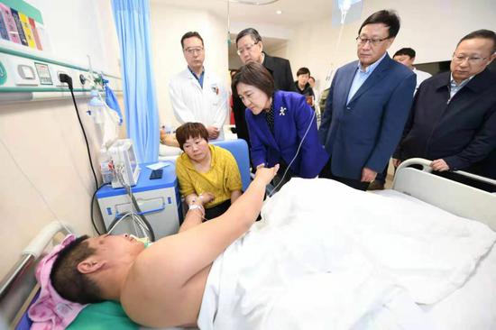2月24日晚,自治区党委副书记、自治区主席布小林来到锡林郭勒盟医院,看望慰问受伤人员和医护人员。