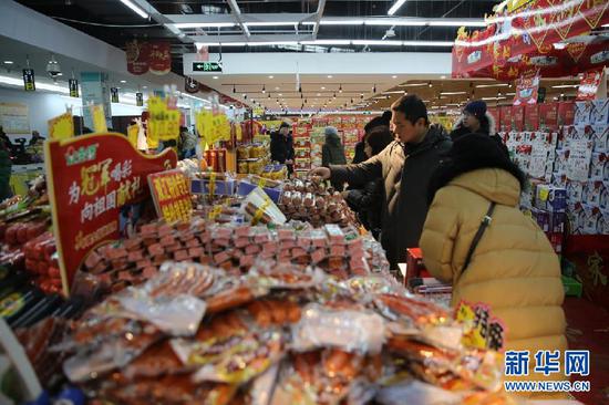 市民在呼和浩特市美通农产品批发市场挑选商品。(新华网 杨腾格尔摄)