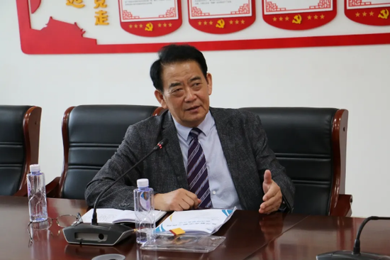 第三医院院长王学生向与会人员详细解读《医共体章程》