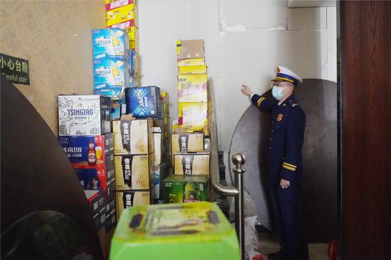 餐饮场所与相邻营业场所未做防火分隔