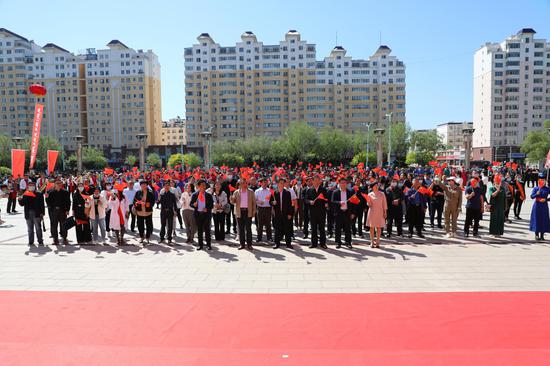与会人员挥舞国旗唱响《没有共产党就没有新中国》