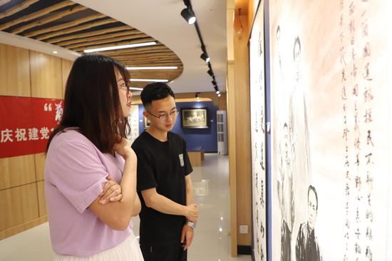 观众看展 拍摄者 赵洹