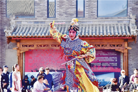 5月22日下午,《打金枝》《霸王别姬》等戏剧节目在呼市玉泉区大盛魁文创园(南区)广场上演。全媒体记者 弓小立 实习生 王雪莹摄影报道