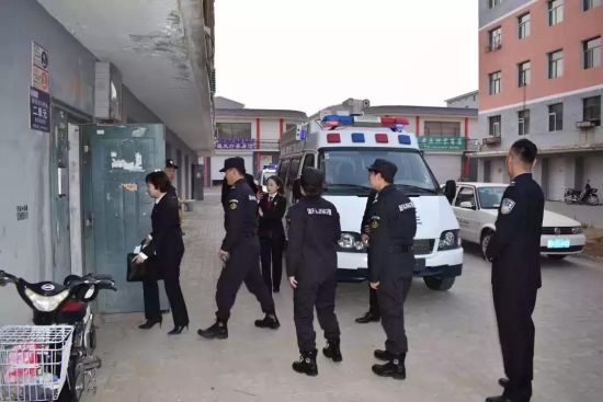 女“老赖”害怕被拘留,当场履行部分义务。