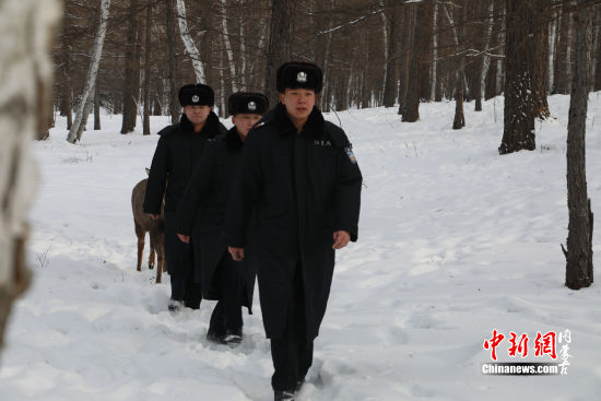 图为:民警修复护栏(韩志祺摄)