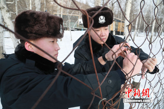 图为:民警修复护栏(韩志祺摄)