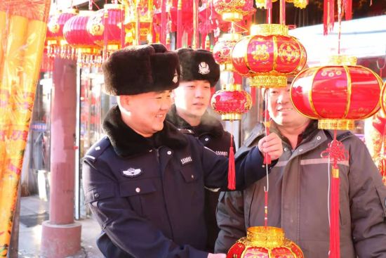 图为:民警到市场购买灯笼。