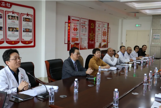 与会人员交流发言