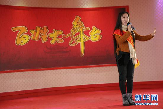 20日下午,呼和浩特市直属乌兰牧骑的队员为基层群众演唱晋剧选段。(新华网 郝芳芳摄)