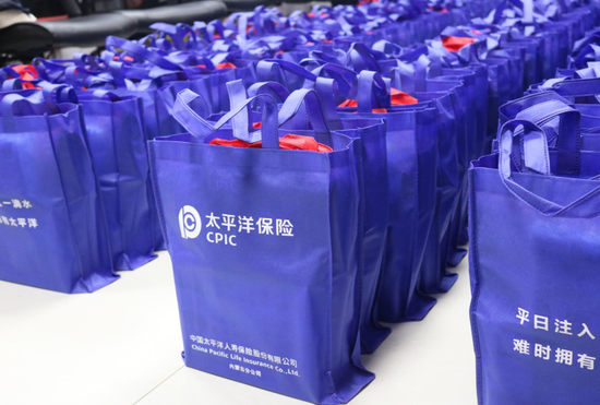 公司捐赠的生活慰问品整装待发