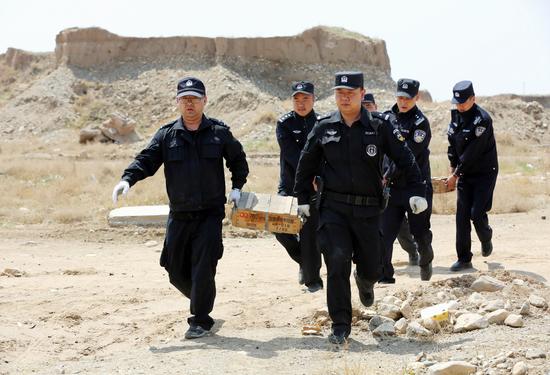 民警们运送即将销毁的弹药到销毁现场