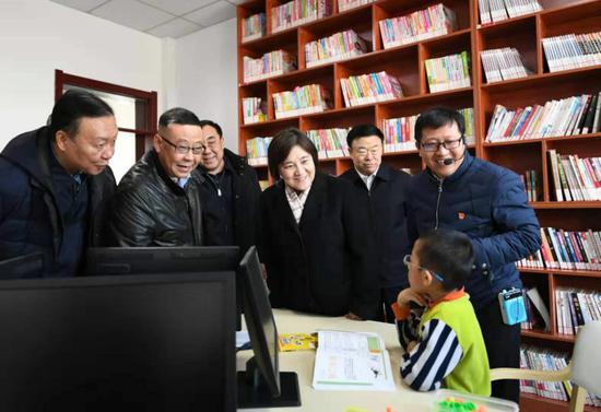 2月23日,自治区党委副书记、自治区主席布小林在阿尔山市新城街森旺社区,了解棚户区改造回迁安置和社区综合服务等情况。