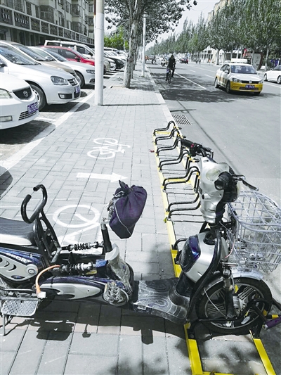 位于爱民街上的非机动车停车架 摄影/本报记者 王利军