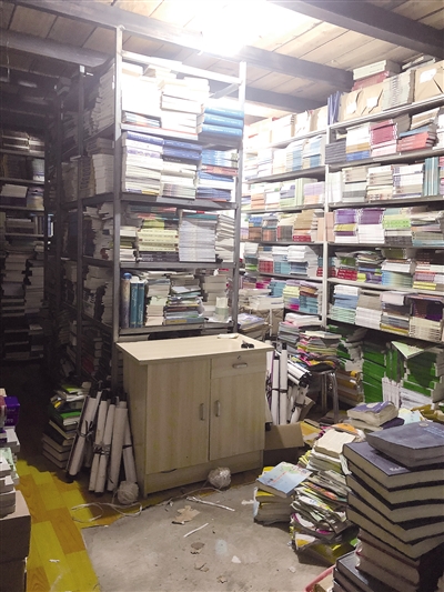 塔女士家地下室堆满了图书