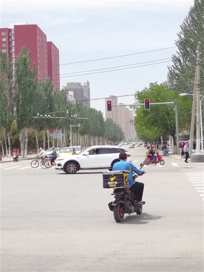 一名外卖员闯红灯了