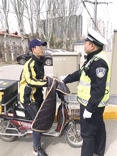 交警查处外卖骑手交通违法行为