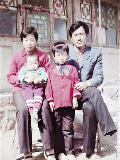 1991年,张四虎一家在老房子里拍摄的全家福