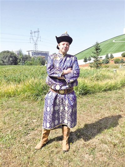 穿上蒙古袍很帅