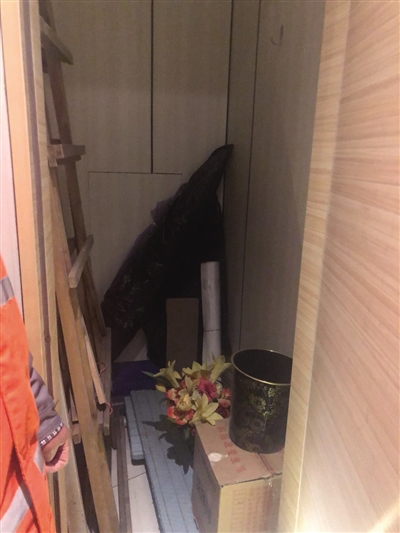北垣街东段公共卫生间工具间?#28216;?#22810;摆放不整齐