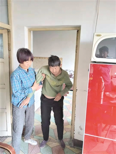 斯琴(左)正在照顾妹妹