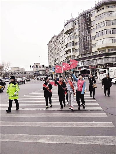 ▲东门外小学学生来到交警岗亭,实地体验道路交通安全。