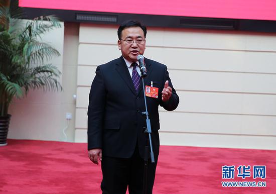 13日下午,在内蒙古自治区政协十二届三次会议举办的第二场“委员通道”上,政协委员魏山虎在回答记者提问。新华网 石毅 摄