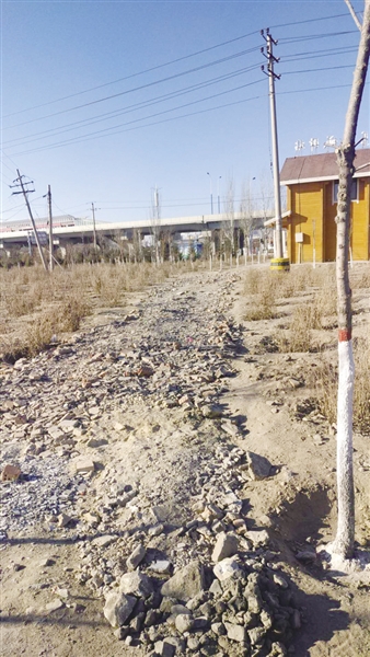 街边公园通往青城驿站的路上堆满了建筑垃圾