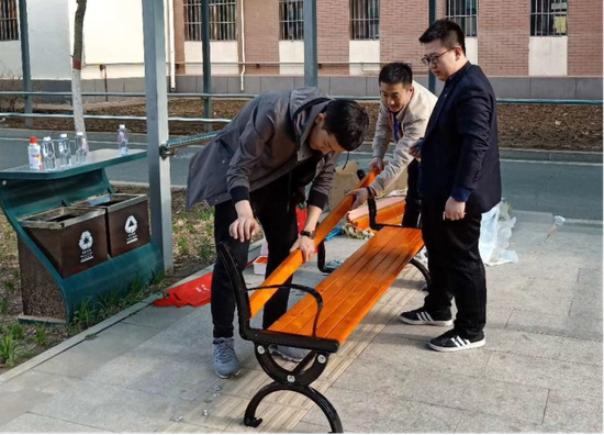 公司团委、青年代表为老人们安装长椅