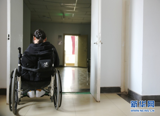 琪立格尔患有先天性卢伽雷氏症,在轮椅上从小学读到大学。(新华网 曹桢摄)