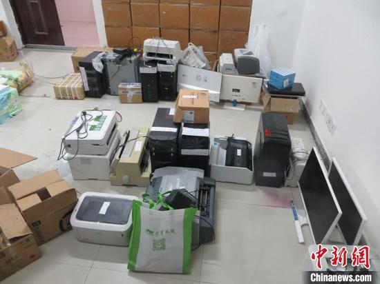 图为民警在抓捕现场查获的作案工具。 杜星宇 摄