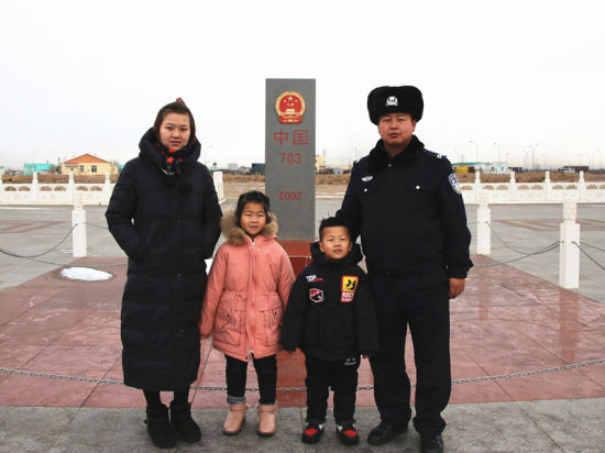 张建与家人在界碑合影。 陈鑫 摄